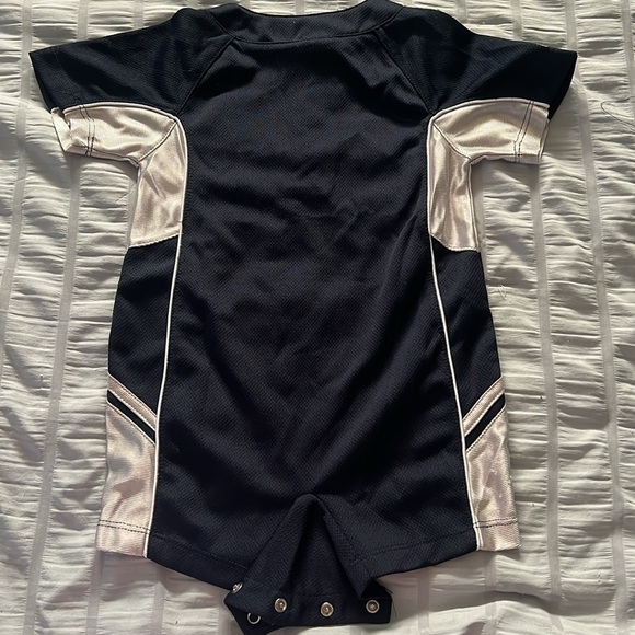 New York Yankees onesie. Size 18 mos. ⚾️ - Picture 6 of 8